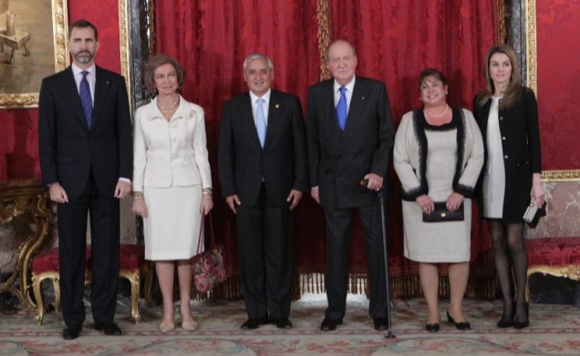 Sus Majestades los Reyes y SS.AA.RR. los Príncipes de Asturias junto al Presidente de la República de Guatemala y la Señora Rosa Leal